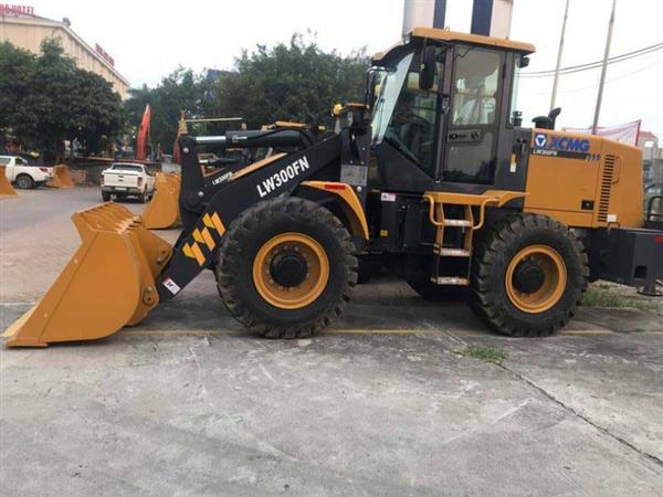Máy xúc lật XCMG 2025 gầu 1,8 khối LW300FN