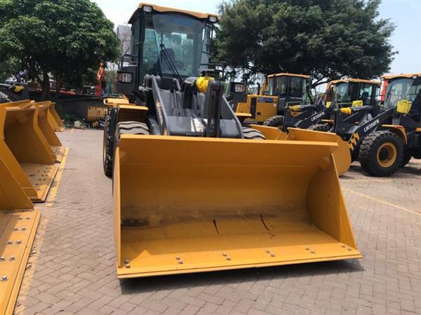 Máy xúc lật XCMG bánh lốp gầu 2,2m3 LW300KN
